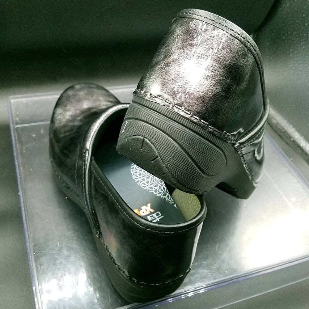 Dansko Women’s Gray Shiny Clogs EU 36 / US 6 Good Pre-Owned Condition